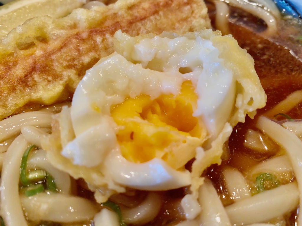 つるめん「半熟卵天」二つ割り